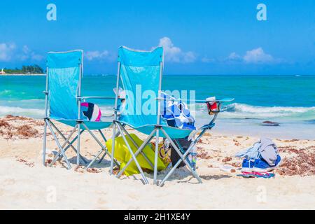 Blaue Liegestühle am Strand von Playa del Carmen, Mexiko. Stockfoto