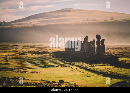 Sonnenaufgang über Moai-Steinskulpturen auf Ahu Tongariki, Osterinsel, Chile Stockfoto