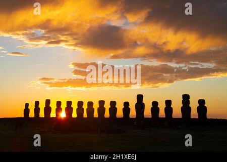 Dramatischer, farbenfroher Sonnenaufgang über Moai-Steinskulpturen auf Ahu Tongariki, Osterinsel, Chile Stockfoto