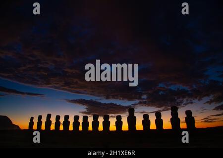 Dramatischer, farbenfroher Sonnenaufgang über Moai-Steinskulpturen auf Ahu Tongariki, Osterinsel, Chile Stockfoto
