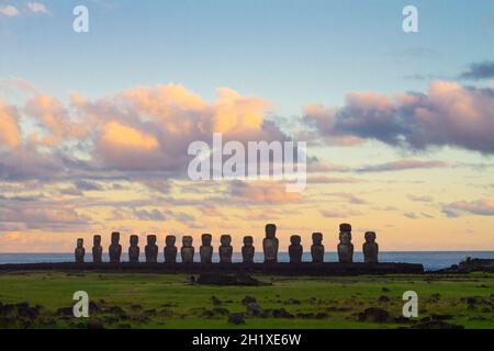 Dramatischer, farbenfroher Sonnenaufgang über Moai-Steinskulpturen auf Ahu Tongariki, Osterinsel, Chile Stockfoto
