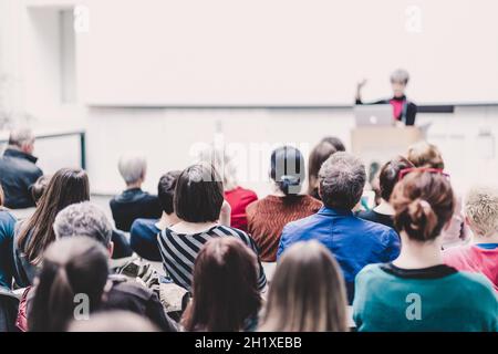 Business &amp; Entrepreneurship Symposium. Sprecherin, einen Vortrag bei Geschäftstreffen. Publikum im Konferenzsaal. Rückansicht des unbekannten Teil Stockfoto