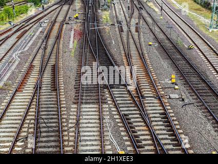 Mehrere Gleise mit Kreuzungen an einem Bahnhof in einer perspektivischen Ansicht Stockfoto