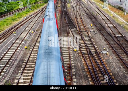 Mehrere Gleise mit Kreuzungen an einem Bahnhof in einer perspektivischen Ansicht Stockfoto