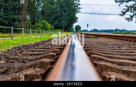 Mehrere Gleise mit Kreuzungen an einem Bahnhof in einer perspektivischen Ansicht Stockfoto