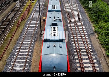 Mehrere Gleise mit Kreuzungen an einem Bahnhof in einer perspektivischen Ansicht Stockfoto