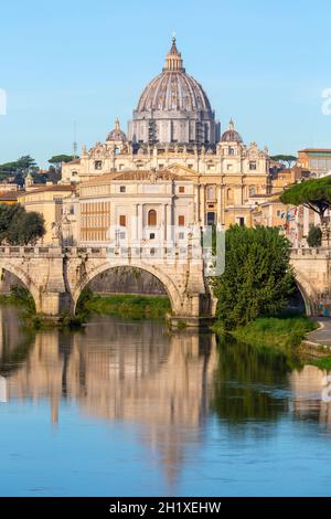 Rom, Italien - 9. Oktober 2020: Die Elibrücke (Ponte Sant'Angelo) über den Tiber, die im 2. Jahrhundert vom römischen Kaiser Hadrian fertiggestellt wurde. Im Stockfoto