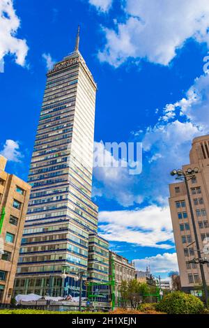 Mexiko-Stadt Mexiko 11. Februar 2021 Torre Latinoamericana Hochhaus und Wahrzeichen in der Innenstadt von Mexiko-Stadt mit blauem Himmel. Stockfoto