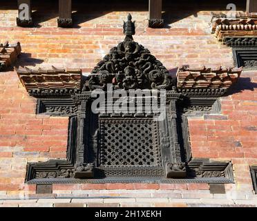 Geschnitzte Holzfenster- und Türdetails am Königspalast. Durbar Square, Patan, Kathmandu, Nepal Stockfoto