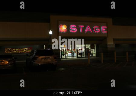 Tyler, TX - 30. November 2019: Stage Store at Night mit Schild zum Schließen des Stores auf SE Loop 323 in Tyler, TX Stockfoto