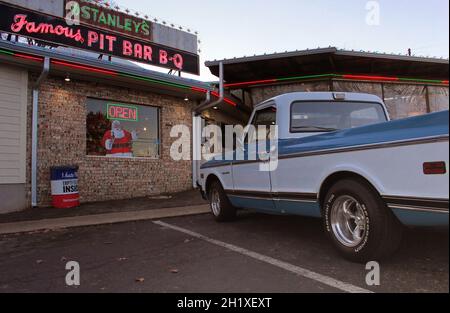 Tyler, Texas - 9. Dezember 2017: Ein LKW parkte vor Stanley's berühmter Pit Bar-B-Q in Tyler Tx Stockfoto