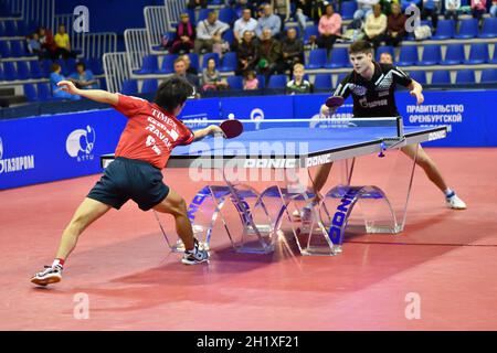 Orenburg, Russland - 28. September 2017: Junge konkurrieren in der European Champions League Spiel Tischtennis 'Fackel-Gazprom, Russland und 'K.S. DARTOM DJGORIA Stockfoto