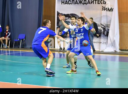 Orenburg, Russland - 12. Februar12, 2018 Jahr: Jungen spielen im Handball Internationales Handballturnier in Erinnerung an den ersten Gouverneur der Provinz Orenburg Stockfoto