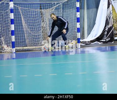 Orenburg, Russland - 12. Februar12, 2018 Jahr: Jungen spielen im Handball Internationales Handballturnier in Erinnerung an den ersten Gouverneur der Provinz Orenburg Stockfoto