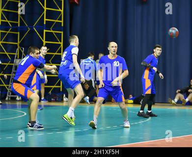 Orenburg, Russland - 12. Februar12, 2018 Jahr: Jungen spielen im Handball Internationales Handballturnier in Erinnerung an den ersten Gouverneur der Provinz Orenburg Stockfoto