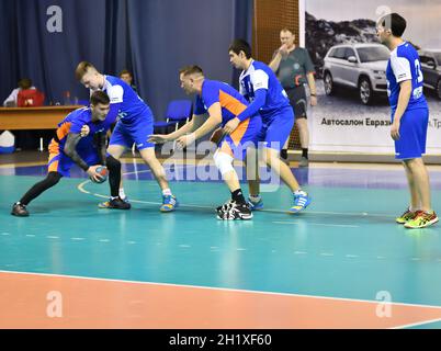 Orenburg, Russland - 12. Februar12, 2018 Jahr: Jungen spielen im Handball Internationales Handballturnier in Erinnerung an den ersten Gouverneur der Provinz Orenburg Stockfoto