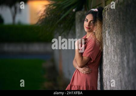 Kaukasische hispanische Frau mit einem schönen rosa Kleid und Pin-up-Stil Stockfoto