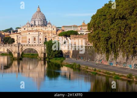 Rom, Italien - 9. Oktober 2020: Die Elibrücke (Ponte Sant'Angelo) über den Tiber, die im 2. Jahrhundert vom römischen Kaiser Hadrian fertiggestellt wurde. Im Stockfoto