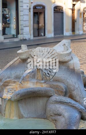 Rom, Italien - 10. Oktober 2020: Sonnenförmiges menschliches Gesicht auf dem barocken Brunnen des Bootes (Fontana della Barcaccia), neben der spanischen Treppe aus dem 18. Jahrhundert Stockfoto