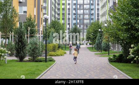 Apartmentgebäude in einem neuen modernen Wohnkomplex. Moderne Architektur. Das Territorium eines Wohngebietes mit mehrstöckigen Gebäuden und großen Stockfoto