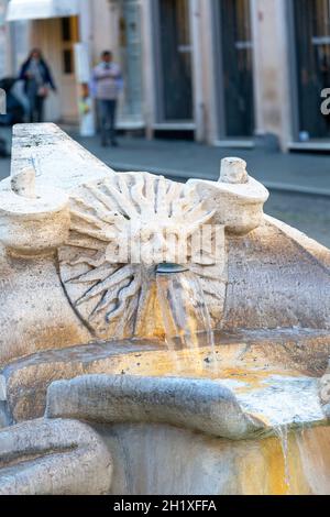 Rom, Italien - 10. Oktober 2020: Sonnenförmiges menschliches Gesicht auf dem barocken Brunnen des Bootes (Fontana della Barcaccia), neben der spanischen Treppe aus dem 18. Jahrhundert Stockfoto