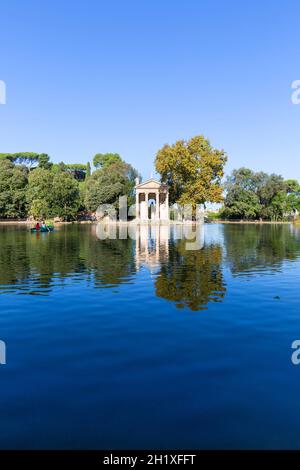 Rom, Italien - 10. Oktober 2020: Gärten der Villa Borghese, Tempel des Aesculapius aus dem 18. Jahrhundert, am Ufer des Teiches gelegen Stockfoto