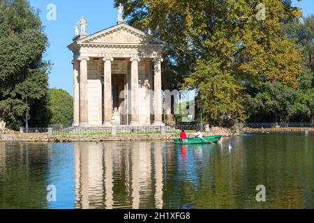 Rom, Italien - 10. Oktober 2020: Gärten der Villa Borghese, Tempel des Aesculapius aus dem 18. Jahrhundert, am Ufer des Teiches gelegen Stockfoto