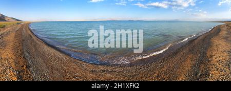 Karakul See und Pamir Range in Tadschikistan. Landschaft rund um Pamir Autobahn M41 internationale Straße Stockfoto