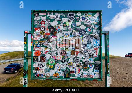 Schild und Aufkleber an der transalpinen Straße in Rumänien Stockfoto