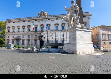 Rom, Italien - 10. Oktober 2020: Dioskourbrunnen (Fontana dei Dioscuri) auf der Piazza del Quirinale und Gebäude des italienischen Verfassungsgerichts Stockfoto