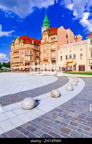 Oradea, Crisana. Union Square im Westen Siebenbürgens, Rumänien. Sommer Sonnenlicht Reise Ort. Stockfoto