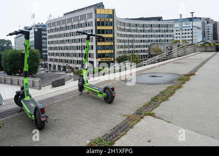 Oslo, Norwegen. 2021. September. Zwei Elektroroller auf einem Bürgersteig im Stadtzentrum Stockfoto