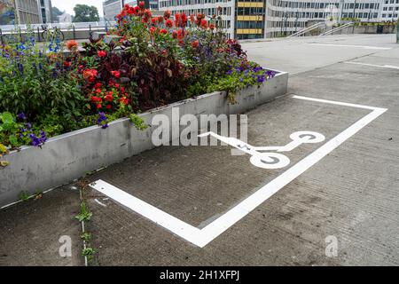 Oslo, Norwegen. September 2021. Ein Lay-by für Elektroroller auf einer Straße im Stadtzentrum Stockfoto