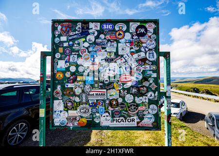 Schild und Aufkleber an der transalpinen Straße in Rumänien Stockfoto