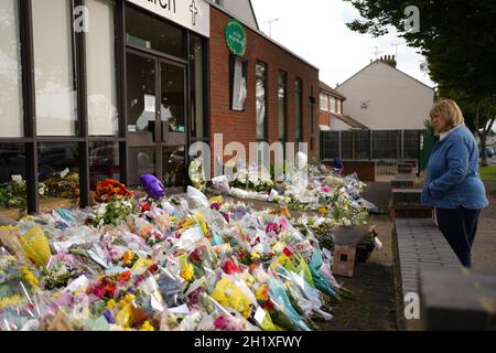 Eine Frau schaut sich die Blumengebete an, die vor der Methodistischen Kirche von Belfairs in Leigh-on-Sea, Essex, zurückgelassen wurden, wo der konservative Abgeordnete Sir David Amess am Freitag getötet wurde. Bilddatum: Dienstag, 19. Oktober 2021. Stockfoto