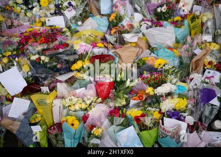 Vor der methodistischen Kirche von Belfairs in Leigh-on-Sea, Essex, wo der konservative Abgeordnete Sir David Amess am Freitag getötet wurde, wurden Blumen-Ehrungen hinterlassen. Bilddatum: Dienstag, 19. Oktober 2021. Stockfoto