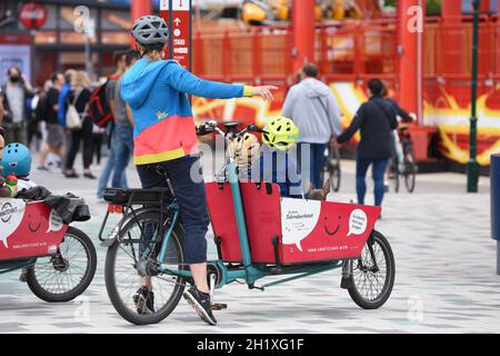 Lastenfahrrad im Ververgnügungspark 'Prater' in Wien, Österreich, Europa - Lastenfahrrad im großen Freizeitpark 'Prater' in Wien, Österreich, Europa Stockfoto