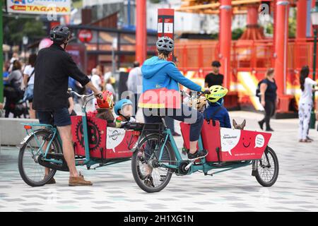 Lastenfahrrad im Ververgnügungspark 'Prater' in Wien, Österreich, Europa - Lastenfahrrad im großen Freizeitpark 'Prater' in Wien, Österreich, Europa Stockfoto