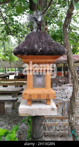 Bali Gartenlampe aus Holz und Stroh. Italien Stockfoto