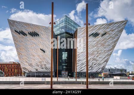 Belfast, UK, Aug 2019 Rückansicht des majestätischen Gebäudes des Titanic Museums, das sich im Titanic Quarter der Stadt befindet, wo die RMS Titanic gebaut wurde Stockfoto