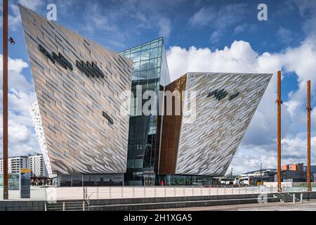 Belfast, UK, Aug 2019 Rückansicht des majestätischen Gebäudes des Titanic Museums, das sich im Titanic Quarter der Stadt befindet, wo die RMS Titanic gebaut wurde Stockfoto