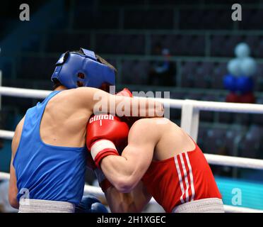 Orenburg, Russland - Mai 7, 2017 Jahr: jungen Boxer in der Meisterschaft von Russland konkurrieren in Boxen bei Junioren, 1999-2000 geboren Stockfoto