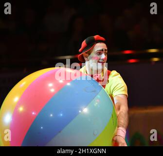 Orenburg, Russland - 12. Oktober 2019 Jahr: Clowns treten in der Zirkusarena auf Stockfoto