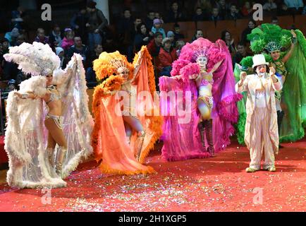 Orenburg, Russland - 12. Oktober 2019 Jahr: Clowns treten in der Zirkusarena auf Stockfoto