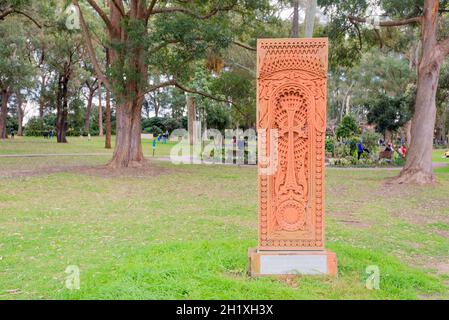 Ein Khachkar, auch bekannt als armenischer Kreuzstein im Beauchamp Park, Chatswood, Sydney, Australien, wurde 2015 von der örtlichen Apostolischen Kirche gestiftet Stockfoto