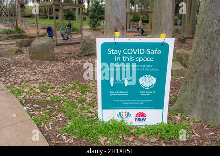 Ein Schild in einem Park in Sydney im Vorort Roseville, das die Menschen warnt, Covid sicher zu bleiben, indem sie 1.5 Meter voneinander entfernt bleiben Stockfoto