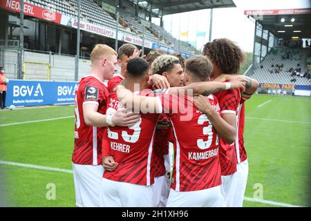 Mittendrin statt nur dabei: Torschuetze, Torschütze Nishan Conell Burkart (SC Freiburg II U23) lässt sich von seinen Teamkollegen feiern im Spiel der Stockfoto