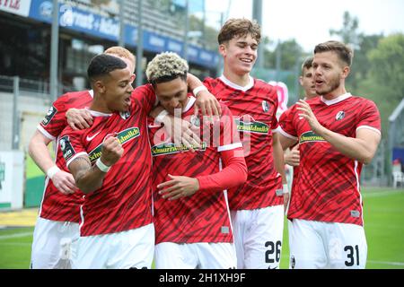 Torjubel und Emotionen pur: Die Freiburger Spieler feiern den 1:0 Führungsstreffer durch Nishan Conell Burkart (SC Freiburg II U23) 3. FBL: 21-22: 9. Stockfoto