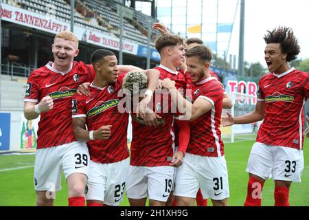 So schön kann Fußball sein: Die Freiburger Spieler freuen sich mit Torschütze, Torschütze Nishan Conell Burkart (SC Freiburg II U23) über das frühe 1 Stockfoto