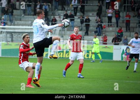 Christoph Menz (FC Viktoria Berlin) ist um einen Schritt schneller als Nishan Conell Burkart (SC Freiburg II U23), 3. FBL: 21-22: 9. Spt. SC Freibu Stockfoto